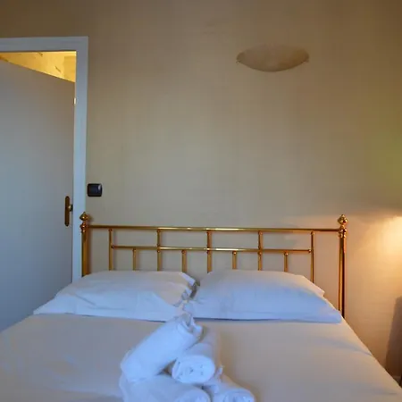 Authentic Bright Flat In Le Marais