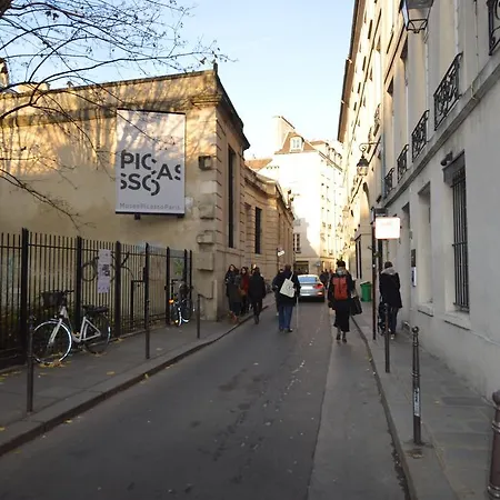 Authentic Bright Flat In Le Marais *
